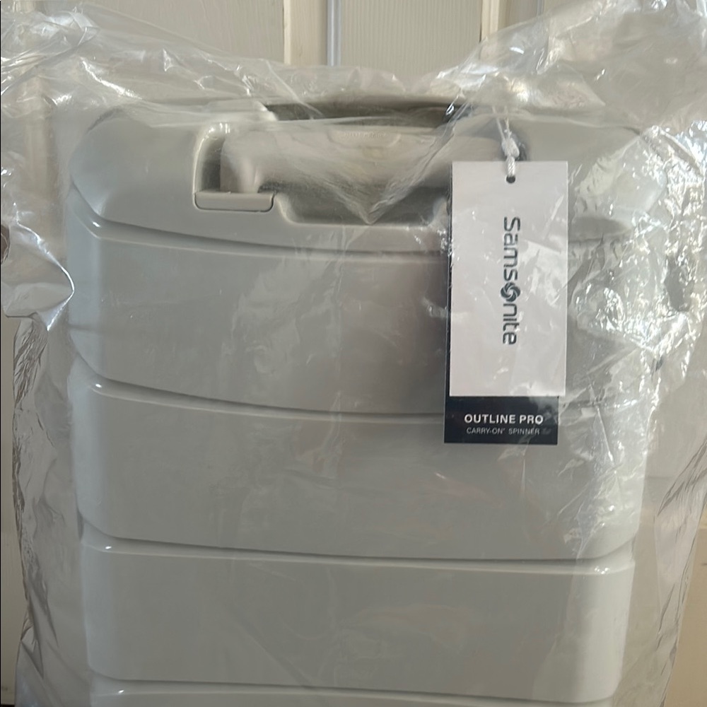 Samsonite Outline Pro Carry On Spinner